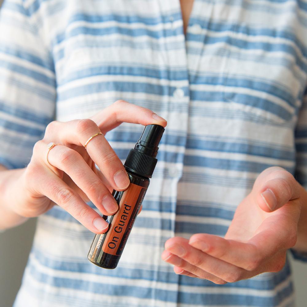 بخاخ معقم بالزيوت النباتيه: البرتقال البري والقرنفل والقرفة والأوكالبتوس وإكليل الجبل (عضوي) - Image 2